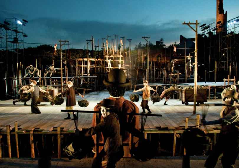 台湾の、灰色の牛が背のびをしたとき