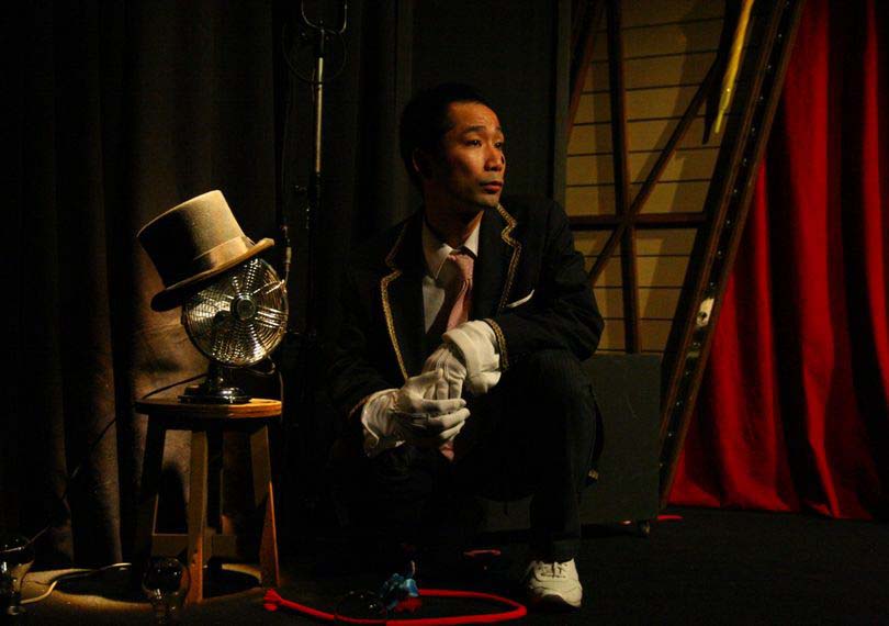 身体からいろんなモノを出す男